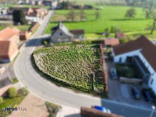 <p>Deze bouwgrond is gelegen in een rustige, landelijke omgeving te Lieferinge (Ninove) en beschikt over een <strong>positief stedenbouwkundig attest voor het bouwen van een open ééngezinswoning</strong> <span></span>.</p>
<p>Het perceel bevindt zich in <strong>woongebied met landelijk karakter</strong>, wat garant staat voor een aangename woonomgeving met een mooie mix van open ruimte en bebouwing.</p>
<p>De bouwmogelijkheden laten de realisatie toe van een open bebouwing die harmonieus aansluit bij de bestaande omgeving. Zowel een hellend dak (met een maximale kroonlijsthoogte van 6,2 m) als een plat dak (met een maximale bouwhoogte van 6,5 m) zijn toegestaan.<br /><br /></p>
Praktisch dient rekening gehouden te worden met het voorzien van parkeerplaats(en) op eigen terrein en een toegang tot het perceel langs één zijde (± 4,5 m breed). Daarnaast moet de aansluiting op de riolering gebeuren volgens het gescheiden stelsel en dient de hemelwaterafvoer te voldoen aan de geldende regelgeving.<br />
<p></p>
<p>Kortom, een <strong>uitstekende opportuniteit voor wie op zoek is naar een bouwgrond met potentieel</strong>, gelegen in een groene en rustige omgeving, met toch een vlotte bereikbaarheid naar Ninove en omliggende steden. Voor meer informatie kunt u contact opnemen via nadia@immotijl.be of 0486 79 73 19.</p>