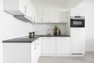 In dit prachtige, luxueus woonerf "Melrose Park" met veel groen kan u de ultieme rust vinden. De ligging is zeer centraal, nabij winkels en openbaar vervoer. <br />Dit gelijkvloers appartement heeft de luxe van zowel vooraan als achteraan een tuintje te hebben, uniek! Verder is het appartement prachtig afgewerkt met een open volledig ingerichte keuken (met combi-oven, koelkast met diepvries, vaatwasser, kookvuur en dampkap), een badkamer met douche, toilet en aansluiting voor de wasmachine, een grote slaapkamer, een terras van 7m², zonnig tuintje vooraan en achteraan ook een tuintje. <br />Supergrote kelderberging van minstens 17m²! <br />Alle verbruik met eigen meters. <br />Maandelijkse kosten 45 euro. <br />Cv op gas, ramen met dubbele beglazing. <br />Beschikbaar vanaf 15-07<br />EPC: 192 (label B)<br />Wees er snel bij!