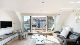 <p>Aangenaam en modern duplexappartement, gelegen op een leuke locatie op wandelafstand van het strand.</p>
<p>De lichtrijke leefruimte met haard vormt het hart van het appartement en sluit mooi aan op de open, verzorgde keuken. Aansluitend bevindt zich een praktische berging. Zowel vooraan als achteraan geniet u van een terras, met vooraan een ruim zonneterras.</p>
<p>Op de verdieping bevinden zich twee volwaardige slaapkamers, elk met een eigen badkamer, evenals een apart toilet. Daarnaast is er een derde ruimte die momenteel is ingericht als bureau, maar perfect kan dienen als extra slaapkamer met plaats voor een éénpersoonsbed.</p>
<p>Verder beschikt het appartement over een privatieve berging, ruim genoeg voor het stallen van twee fietsen, en is er vuilnisophaling voorzien in de residentie. Een aangename duplex met een praktische indeling op een gegeerde ligging.</p>