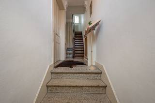 Deze karaktervolle herenwoning werd in 2021 grotendeels gerenoveerd en biedt tal van mogelijkheden. Dankzij de uiterst gunstige ligging bevindt...