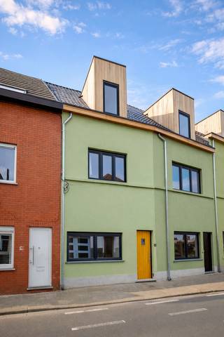 <p>Ligging<br /><br />Deze energiezuinige woning is uitstekend gelegen in de Emanuel Hielstraat, een toplocatie in het centrum van Gentbrugge. U bevindt zich op wandelafstand van winkels, bakkers, slagers, scholen, sportfaciliteiten en openbaar vervoer. Ook de Gentbrugse Meersen liggen vlakbij voor ontspanning in het groen. Dankzij de nabijheid van het centrum van Gent en de vlotte verbinding met invalswegen en autostrades is dit een ideale uitvalsbasis voor woon-werkverkeer.<br /><br />Indeling<br /><br />Deze woning werd recent volledig gerenoveerd met kwalitatieve materialen en oog voor detail. Via de inkomhal komt u in de lichtrijke leefruimte met open keuken, eetplaats en zithoek, die uitkijkt op de tuin. Grote raampartijen en hoge plafonds zorgen voor een aangenaam ruimtegevoel en veel natuurlijk licht.<br />Op het gelijkvloers vindt u verder een praktische berging en gastentoilet.<br />Op de eerste verdieping bevindt zich een ruime slaapkamer en een moderne badkamer met inloopdouche. De tweede verdieping biedt nog twee slaapkamers, ideaal voor gezin, bureau of hobbyruimte.<br /><br />Achteraan geniet u van een grote tuin met zuidwestelijke oriëntatie en een handige tuinberging.<br /><br />Troeven<br /><br />Volledig gerenoveerd<br />EPC A<br />Zonnepanelen regenwaterput en conforme elektriciteit<br />3 slaapkamers<br />Tuin met zuidwest oriëntatie<br />Topligging in Gentbrugge<br /><br />Een instapklare, energiezuinige woning waar comfort en ligging perfect samenkomen — ideaal voor wie zorgeloos wil wonen in Gentbrugge.<br /><br />Deze prijs is een instelprijs. <br /><br />Voor meer info/bezoek bel Arthur 0473 90 90 94.</p>
