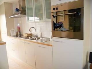 Penthouse met 1 slaapkamer en 2 ruime terrassen in Zeebrugge – op wandelafstand van het strand<br /><br />Dit gezellige penthouse-appartement met één slaapkamer is gelegen op de bovenste verdieping van een recent gebouw (2004) in de strandwijk van Zeebrugge. Dankzij de lift geniet u van optimaal comfort en bereikbaarheid.<br />Met een bewoonbare oppervlakte van 41 m² is dit appartement ideaal als tweede verblijf, investering of knusse woonst. Vanuit het appartement en de twee grote dakterrassen (voor- en achteraan) geniet u van een prachtig open uitzicht op de omgeving.<br /><br />Indeling:<br />Inkomhal<br />Lichtrijke open woonkamer met aparte slaaphoek<br />Volledig uitgeruste keuken<br />Badkamer met ligbad<br />Apart toilet<br />2 ruime dakterrassen<br /><br />Reeds 6 jaar verhuurd aan een betrouwbare huurder – interessante investeringsopportuniteit<br /><br />Mogelijkheid tot aankoop van een ruime en goed inrijdbare garagebox in het zelfde gebouw.