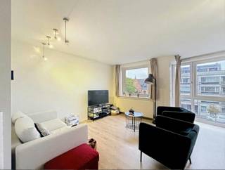 Vous recherchez un appartement duplex prêt à emménager à Bruges ? Cet appartement bien entretenu combine un aménagement de vie agréable avec 3 chambres. Grâce à son emplacement idéal à Lummen, les magasins, les écoles et les transports en commun sont facilement accessibles.<br /><br />Étage +1 :<br />- hall d'entrée<br />- espace de vie lumineux<br />- cuisine équipée<br />- toilettes séparées<br />- terrasse<br /><br />Étage +2<br />- 3 chambres<br />- salle de bain avec baignoire<br /><br />Dans l'ensemble :<br />- Prix de location : 900,00 €/mois<br />- Commission de 70,00 €/mois (parties communes)<br />- Disponible immédiatement<br />- Le garage peut être loué en option <br /><br />L'appartement en duplex est prêt à emménager et offre un cadre de vie confortable avec beaucoup d'espace. La terrasse est un atout supplémentaire et permet de profiter du plein air quand il fait beau. Le garage verrouillable offre également un confort supplémentaire et un espace de rangement pratique.<br /><br />Le moyen le plus rapide pour visiter cette propriété ? Demandez votre visite via le bouton rose de notre site Web (www.dewaele.com) et vous serez contacté par notre expert en location Broes.<br /><br />Les rendez-vous ne peuvent pas être pris par téléphone. Pour toute autre question, vous pouvez nous contacter par téléphone au 050 444 999.
