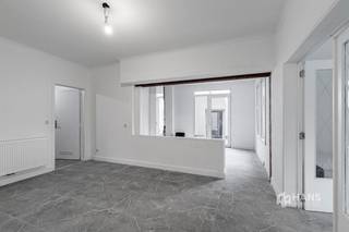<p><span>Gerenoveerd woonhuis (248 m²) met garage en magazijn in Bornem.</span></p><p><span> </span></p><p><span>Het pand geniet van een gunstige ligging langs de Puursesteenweg in Bornem: een vlotte verbindingsweg tussen Puurs en het centrum van Bornem. Dankzij de centrale ligging zijn winkels, scholen en openbaar vervoer snel bereikbaar. De vlotte aansluiting op de N16 maakt het een ideale locatie voor wie dagelijks pendelt richting Sint-Niklaas, Mechelen of Antwerpen.</span></p><p><span> </span></p><p><span>Het woonhuis is recent volledig gerenoveerd, waardoor je hier zonder zorgen je intrek kan nemen. Het dak is geïsoleerd met 12 centimeter PIR, de elektriciteit is conform en de ramen zijn voorzien van hoogrendementsglas. Ook het magazijn en de garage zijn onder handen genomen.</span></p><p><span> </span></p><p><span>De woning is opgedeeld in twee volwaardige wooneenheden: een woongedeelte van maar liefst 120 m² met 2-3 slaapkamers op het gelijkvloers en een woongedeelte van zo’n 80 m² met eveneens 2-3 slaapkamers op de bovenverdieping. Alsof dat nog niet genoeg is, krijg je er ook een magazijn en garage bovenop, goed voor een totale oppervlakte van maar liefst 100 m² — ideaal voor ambachtslieden, kunstenaars of zelfstandigen die extra ruimte kunnen gebruiken.</span></p><p><span> </span></p><p><span>Ben jij op zoek naar een ruim en instapklaar pand met oneindig veel mogelijkheden? Dan is dit precies wat je zoekt! Bewoonbare opp. 248 m² ref.: bruto vloeropp. Voor meer info of een gratis schatting surf naar www.hansimmo.be</span></p><p><span> </span></p>
