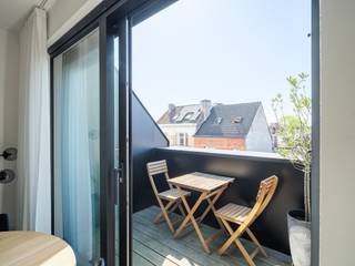 <strong>Recent nieuwbouw appartement (BJ 2020) met een aangenaam terras.</strong><br /><br />Dit energiezuinige 1-slaapkamerappartement (EPC A-label) is gelegen in een architecturale en kleinschalige residentie aan de Tolhuislaan. Het beperkte aantal entiteiten zorgt voor een eenvoudig en efficiënt beheer en een bijzonder lage kostenstructuur.<br /><br />Gelegen in een buurt in volle opwaardering – met projecten zoals Dok Noord en de Verapazbrug – bevindt u zich hier op een strategische locatie op wandelafstand van het centrum van Gent en met alle voorzieningen binnen handbereik.<br /><br />Het appartement bevindt zich op een hogere verdieping en strekt zich uit over de volledige lengte van het gebouw. Het slaapgedeelte aan de achterzijde geniet van de ochtendzon, terwijl de leefruimte met terras aan de voorzijde ligt en volop profiteert van de namiddag- en avondzon. Vanop het terras geniet u bovendien van een weids zicht.<br /><br />Het appartement werd uitstekend onderhouden en bevindt zich bijgevolg in zeer goede staat.<br /><br />Een extra berging op het gelijkvloers is inbegrepen in de prijs. Bovendien is er de mogelijkheid tot overname van een huurcontract van een garagebox en/of parkeerplaats.<br /><br /><strong>Kortom, een ideale opportuniteit voor ouders van studerende kinderen, young professionals en/of investeerders. </strong><br /><br />De verkoop geschiedt onder registratierechten. Geen btw van toepassing. 