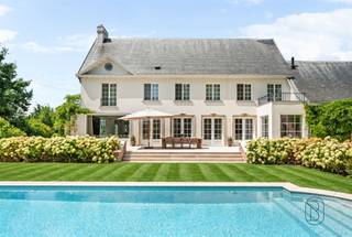 <p>Venez nous rendre visite lors de la JOURNÉE PORTES OUVERTES le samedi 25/07 entre 10 h et 12 h, sur rendez-vous !</p><p><br />Une opportunité unique pour ceux qui recherchent une demeure haut de gamme aux finitions exceptionnelles, avec piscine, pool house/bureau (également accessible séparément), le tout dans un emplacement stratégique. <br /><br />Cette villa française datant de 1960 (architecte Jules Delarue) a été entièrement et élégamment rénovée en 2021, dans le respect de son caractère.<br /><br />La propriété offre des espaces de vie lumineux et spacieux, ainsi qu'une sensation d'ouverture. À l'extérieur, vous profiterez d'une allée aménagée en porphyre belge, d'un espace de stationnement, d'un garage, d'un jardin équipé d'une tondeuse robotisée et de vastes terrasses en marbre ancien. La piscine (2021, Bob Monteyne), en mosaïque gris clair, est entièrement équipée d’un système d’entretien automatique, d’un volet roulant à lames LED et d’un éclairage subaquatique. Le pool house/bureau, doté d’une charpente en chêne, d’un chauffage au sol et de pierres naturelles, peut être aménagé de manière polyvalente.<br /><br />Agencement : hall d’entrée avec sol en marbre d’origine, escalier en bois et ferronnerie, vestiaire et toilettes invités en marbre. Bureau avec placards sur mesure et porte pivotante. Spacieux espace de vie avec cheminée, parquet et moulures. Cuisine ouverte luxueuse en pierre naturelle avec chauffage au sol, appareils Miele, îlot en marbre avec cuisinière PITT et système audio intégré. Accès au pool house. Domotique pour le chauffage, l’éclairage et la piscine.<br /><br />La propriété dispose d’un sous-sol complet comprenant notamment une cave à vin, une buanderie, un débarras et un « man cave ». Au premier étage : 4 chambres avec placards sur mesure, 3 salles de bains en marbre et un dressing (25 m²). Le deuxième étage offre 2 espaces polyvalents (bureau, salle de jeux, chambres supplémentaires, salle de cinéma climatisée) avec douche et toilettes.<br /><br />En plus : aménagement sur mesure (Interieur Projects), travaux de peinture (Wouter Vanlerberghe), éclairage (Trizo), fenêtres (Pouleyn), système d'alarme. Chauffage central au gaz naturel, double vitrage, installation électrique conforme.<br /><br />Une demeure d'exception alliant luxe, espace et finitions soignées.</p>