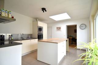 Deze charmante alleenstaande woning ligt in een rustige en aangename buurt, in het hartje van Kuurne.<br />Scholen, winkels, sportaccommodaties en openbaar vervoer liggen allemaal op wandel- of fietsafstand. Dankzij de vlotte verbindingen richting R8, Kortrijk en de E17 sta je bovendien snel waar je moet zijn.<br /><br />Indeling als volgt:<br />Binnenkomen doe je in een gezellige inkomhal, waar meteen ook een aparte bureauruimte (of eerste slaapkamer) aanwezig is. Verder vinden we op het gelijkvloers een lichtrijk leefgedeelte van 40 m², bestaande uit een eetplaats en zithoek die uitkijken op de tuin.<br /><br />De volledig ingerichte leefkeuken met handige ontbijthoek vormt het hart van de woning en is perfect uitgerust voor wie graag kookt.<br /><br />Achterliggend treffen we de badkamer. Deze werd uitgerust met een douchecel, enkele lavabo en ligbad. Apart toilet en een praktische berging met geïntegreerde wasplaats.<br />Dankzij deze indeling is volledig gelijkvloers wonen hier perfect mogelijk!<br /><br />Wie wat meer ruimte wil, vindt op de eerste verdieping nog 2 volwaardige slaapkamers.<br /><br />Buiten wacht een onderhoudsvriendelijke tuin waar je in alle privacy kunt genieten van het zonnetje of een gezellige barbecue.<br /><br />De ruime garage (34,3 m²) biedt plaats voor één wagen én extra bergruimte of fietsenstalling.<br /><br />Kom binnen, voel de sfeer… en laat je overtuigen!<br /><br />LEUKE EXTRA'S: géén renovatieplicht, CV op aardgas, ...<br /><br />Onze ref. DEV4855