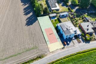 In het rustige Roksem, deelgemeente van Oudenburg, ligt dit mooie perceel bouwgrond van 684 m². Het is bestemd voor een open ééngezinswoning en je bent volledig vrij om te bouwen wanneer het jou uitkomt, zonder enige bouwverplichting. Dankzij de landelijke ligging geniet je van een groene en rustige omgeving, met toch een vlotte verbinding naar het centrum van Oudenburg en belangrijke invalswegen.<br /><br />Het perceel maakt deel uit van een goedgekeurde verkaveling met duidelijke stedenbouwkundige voorschriften. Je mag bouwen op 12,5 meter van de as van de rijweg, met minimaal 3 meter afstand tot de zijkavelgrenzen. Het bouwvolume mag bestaan uit twee bouwlagen en je kiest zelf of je werkt met een hellend of plat dak. Bijgebouwen in de achtertuin zijn toegelaten, zolang ze binnen de vastgelegde grenzen blijven.<br /><br />Er geldt geen recht van voorkoop en het perceel ligt niet in een overstromingsgevoelige zone (P-score A).<br /><br />Ben je op zoek naar een bouwgrond in een groene en rustige omgeving, met veel vrijheid én duidelijke richtlijnen? Dan is dit perceel zeker het ontdekken waard. Neem gerust contact met ons op voor meer info over de mogelijkheden.