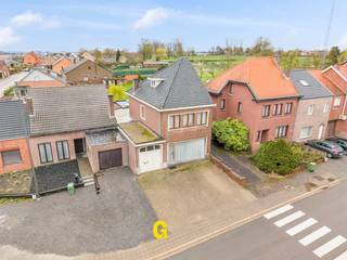 Met een bruikbare oppervlakte van maar liefst 293 m² biedt deze halfopen woning heel wat mogelijkheden voor wie op zoek is naar ruimte en een eigendom dat volledig naar eigen wensen kan worden ingericht. De woning bevindt zich langs de Groenstraat, op een perceel van 544 m², op korte afstand van zowel Hoeselt als Bilzen en met een vlotte aansluiting op de E313 richting Hasselt, Tongeren en Maastricht.<br /><br />Het gebouw deed jarenlang dienst als gekende slagerij. Die vroegere bestemming is vandaag nog merkbaar in de praktische indeling, waarbij de voormalige handelsruimte aan de straatzijde tal van mogelijkheden biedt. Ze kan opnieuw worden ingericht voor een zelfstandige activiteit, een vrij beroep of een ruime thuiswerkplek. Uiteraard kan het volledige gebouw ook perfect worden ingericht als ruime gezinswoning.<br /><br />Hoewel een grondige renovatie zich opdringt, vormt de degelijke basis een belangrijk uitgangspunt. De dakconstructie verkeert in goede staat en ook de elektrische installatie werd reeds aangepast, waarvoor een conformiteitsattest beschikbaar is. De ruime volumes laten bovendien toe om de woning volledig volgens de eigen woonwensen in te delen.<br /><br /><br />Indeling<br /><br />Gelijkvloers<br />De voormalige handelsruimte bevindt zich aan de voorzijde van het gebouw en sluit aan op de centrale hal. Verder omvat het gelijkvloers een zitruimte, een ruime kamer die zich uitstekend leent voor de inrichting van een open leefkeuken, een achterbouw met de huidige keuken, sanitaire voorzieningen en badkamer, een inpandige garage en de trap naar zowel de verdieping als de droge kelder.<br /><br />Verdieping<br />De eerste verdieping beschikt over drie volwaardige slaapkamers en een badkamer met douche en toilet. Vanuit de nachthal leidt een vaste trap naar de zolder.<br /><br />Zolder<br />De ruime zolderverdieping beschikt over een betonnen vloer en een degelijke dakconstructie. Hierdoor biedt deze verdieping interessante mogelijkheden voor bijkomende woonruimte, slaapkamers of een hobbyruimte.<br /><br />Buiten<br />Achter de woning ligt een volledig omheinde tuin met terras, waar voldoende ruimte is om een aangename buitenomgeving te creëren.<br /><br />Technische gegevens<br />-Bruikbare oppervlakte: 293 m²<br />-Perceeloppervlakte: 544 m²<br />-EPC: Label F – 804 kWh/m² per jaar<br />-Renovatieverplichting van toepassing<br />-Elektrische installatie conform<br />-Degelijke dakstructuur<br />-Droge kelder<br />-Inpandige garage<br /><br />Deze eigendom richt zich in het bijzonder tot kandidaten die op zoek zijn naar een ruim renovatieproject met veel potentieel. Dankzij de royale oppervlakte en de voormalige handelsruimte zijn uiteenlopende invullingen mogelijk, gaande van een ruime gezinswoning tot de combinatie van wonen en werken, afhankelijk van de eigen plannen en wensen. <br /><br />Een bezoek geeft pas echt een goed beeld van de ruimte en de mogelijkheden die dit eigendom te bieden heeft.