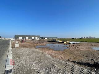 Nieuwbouw KMO-unit met een oppervlakte van +/- 231m² INCLUSIEF privatieve parkeerplaats. De casco magazijnruimtes bestaande uit staalconstructie in...