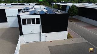 <p><span>Industriegebouw met kantoren en ruime opslag – Overhaem Tongeren-Borgloon </span></p><p><span>Op het bedrijventerrein Overhaem in Tongeren-Borgloon bevindt zich dit veelzijdige industrie-<br />gebouw met een totale bruikbare oppervlakte van 405 m². Dankzij de combinatie van een <br />ruime opslagzone, kantoorruimtes en een open plateau biedt het pand tal van mogelijkheden <br />voor ondernemers, zelfstandigen en bedrijven. </span></p><p><span>Het gelijkvloers omvat een ruim opslaggedeelte, toegankelijk via een praktische toegangspoort<br />met een hoogte van 2,60 meter. Op de verdieping beschikt u over een ruim open plateau, <br />aangevuld met drie afzonderlijke kantoorruimtes, waardoor een aangename combinatie ontstaat <br />tussen opslag, werkruimte en administratieve functies.</span></p><p><span>Het gebouw dateert van 2015 en is uitgerust met 42 zonnepanelen met een totaal vermogen van <br />17,22 kWp, wat zorgt voor een interessante energievoorziening. De verwarming gebeurt via <br />airconditioning. Bovendien is de elektrische installatie conform gekeurd. </span></p><p><span>De ligging binnen Overhaem is bijzonder gunstig, met een vlotte verbinding naar de belangrijkste <br />verbindingswegen en omliggende steden. Een uitstekende uitvalsbasis voor bedrijven die <br />bereikbaarheid en functionaliteit willen combineren. </span></p><p><span>Troeven:</span></p><ul><li><span>Totale bruikbare oppervlakte van 405 m²</span></li><li><span>Ruime opslagruimte met toegangspoort van 2,60 m hoog</span></li><li><span>Open plateau op de verdieping</span></li><li><span>3 kantoorruimtes</span></li><li><span>42 zonnepanelen – 17,22 kWp</span></li><li><span>Verwarming via airco's</span></li><li><span>Bouwjaar 2015</span></li><li><span>Elektriciteit conform gekeurd</span></li><li><span>Strategische ligging op Overhaem</span></li><li><span>Vlotte bereikbaarheid via belangrijke verbindingswegen</span></li><li><span>Tal van mogelijkheden voor verschillende bedrijfsactiviteiten</span></li></ul><p><span>Een functioneel en veelzijdig industriegebouw op een strategische locatie, klaar om aangepast te <br />worden aan de noden van uw onderneming.</span></p><p><span>Wenst U meer informatie over dit gebouw of een bezichtiging?<br />Contacteer ons via 012 26 22 05 of info@hetimmohuis.be</span></p>