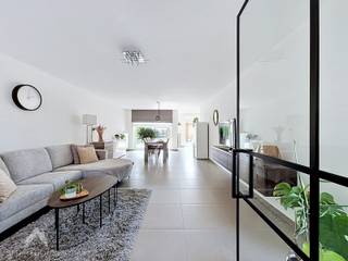 <p>Deze verzorgde woning verwelkomt u via een inkomhal met gastentoilet. De ruime en lichtrijke leefruimte, bestaande uit een gezellige zit- en eethoek, geniet van een aangenaam zicht op de tuin en vormt het hart van de woning. Aansluitend bevindt zich de halfopen, volledig geïnstalleerde keuken, die rechtstreeks toegang biedt tot de garage met praktische inbouwkasten en een geïntegreerde wasplaats.</p>
<p>Via de eetplaats of keuken bereikt u het zonnige terras en de onderhoudsvriendelijke tuin met tuinhuis, een ideale plek om in alle rust van het buitenleven te genieten. Op de oprit is er parkeergelegenheid voor één wagen. De eerste verdieping omvat drie ruime slaapkamers, waarvan twee voorzien zijn van inbouwkasten, en een comfortabele badkamer uitgerust met een bad, douche, lavabo en toilet.</p>
<p>Via een vaste trap naar 2de verdieping, waar zich een vierde slaapkamer en een afzonderlijke zolderruimte bevinden.</p>
Een instapklare gezinswoning met veel ruimte, een praktische indeling en een aangename tuin, perfect voor wie comfortabel wil wonen.<br /><br />Extra troeven<br /><br />
<ul>
<li>energiezuinig EPC A</li>
<li>regenwaterput</li>
<li>overal elektrische rolluiken op zonneenergie</li>
<li>rustig gelegen</li>
<li>nabij invalswegen, winkels, strand</li>
</ul>
<br />Deze woning is te koop ZONDER makelaar via het concept van Smart Houses. Wenst u verdere inlichtingen of een bezoek? Contacteer rechtstreeks de eigenaar via 0477/18.43.40