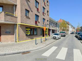 <p><span><strong>MOGELIJKHEID TOT OMVORMEN NAAR APPARTEMENT</strong> mits goedkeuring functiewijziging!</span></p>
<strong>BETAALBARE HANDELSRUIMTE</strong> op een <strong>TOPLIGGING</strong> aan de <strong>STADSRAND</strong> met op een <strong>ZEER COMMERCIËLE LOCATIE</strong> met een <strong>HOGE VISIBILITEIT</strong> en een <strong>VLOTTE BEREIKBAARHEID</strong>. <br />Deze <strong>LICHTRIJKE COMMERCIËLE EIGENDOM </strong>beslaat een <strong>TOTALE BRUIKBARE OPPERVLAKTE VAN +/- 99.5 M²</strong> en is onderverdeeld in <strong>4 KANTOORRUIMTES</strong>. <br />Op zoek naar een geschikte handelsruimte voor uw beroepsactiviteit <strong>OP EEN STRATEGISCHE LIGGING IN HET CENTRUM</strong> van Oudenaarde? Dan is dit het pand dat u zoekt!<br /><br />Adres: Baarstraat 67 bus 3 te Oudenaarde<br /><br />G-score + P-score D. Geen renovatieverplichting van toepassing.