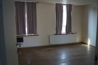 Deze leuke studio op de eerste verdieping van een karaktervol herenhuis in de Brouwerstraat is precies wat je zoekt!<br />De studio beschikt over een aangename leefruimte met slaaphoek en een praktische kitchenette, ideaal voor zelfstandig wonen. Daarnaast is er een eigen badkamer en een gezellig terras waar je even tot rust kan komen.<br />Gelegen in een rustige straat, maar toch vlak bij het centrum van Leuven, heb je alles binnen handbereik: winkels, openbaar vervoer en universiteitsfaciliteiten.<br />Een ideale uitvalsbasis voor studenten die comfort en een topligging weten te waarderen!