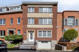 <p>Dit is voor de snelle beslisser! In een van de mooiste straten van Kessel-Lo, op een absolute toplocatie, vlakbij Park Belle Vue, station, scholen, winkels en sportfaciliteiten ligt deze woning met 4 slaapkamers, 2 badkamers, garage en tuin. De woning is volledig onderkelderd, heeft een lichtrijke living, 4 uitermate ruime slaapkamers en een tuin.</p><p>De woning wordt verkocht via het systeem van Avant-Première op vrijdag 8 mei en zaterdag 9 mei. De geafficheerde prijs is een instelprijs. U kan zelf een afspraak inboeken via www.living-stone.be, het reglement van de biedprocedure en de wettelijke documenten kan u downloaden op onze website. De biedprocedure wordt afgesloten op maandag 11 mei om 21u.</p><p>Op zoek naar een ruime woning met garage en tuin op een absolute toplocatie? Wees er dan snel bij. Frank Geurts via frank.geurts@living-stone.be of via 0484/58.00.24</p>