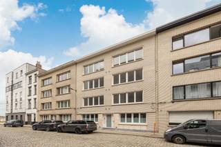 Hedendaags wonen op toplocatie te Antwerpen? Ontdek dit net gerenoveerde appartement met 2 slaapkamers, leuk terrasje en een schitterende...