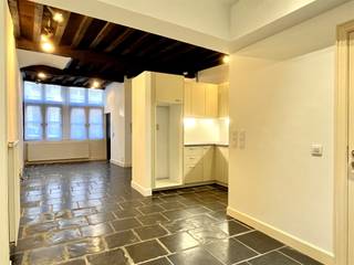 Charmante studio in hartje Antwerpen!Deze studio op originele kerkvloer met geïnstalleerde keuken ligt in hartje Antwerpen. De studio bestaat uit een ruime leefruimte waar een aparte slaap hoek kan worden gecreëerd. De keuken is geïnstalleerd en bestaat uit een gasvuur, oven, dampkap en veel opbergruimte. De badkamer bestaat uit een douche in het bad, lavabo en toilet. De studio is eveneens voorzien van een nieuwe condensatieketel. De studio ligt op 4 min wandelen van de Grote Markt en is vlakbij alle opties qua openbaar vervoer. Mobiscore 9/10. - NIET GEMEUBELD- EPC: 439 kWh/m²jaar UC: 719911 - Maandelijkse kosten: 40,- euro bevatten: provisie water, extra verzekering gebouw en poetsen van de ramen- Huurwaarborg: 2.130,- euro (3 maanden huur) - Beschikbaar: 01/09/2026- Type contract: Bepaalde duur (2 jaar) - Adres: Vlasmarkt 17 - 2000 ANTWERPENWens je jouw huis, appartement, bouwgrond of opbrengsteigendom te verkopen? Op zoek naar een vastgoedmakelaar voor de verhuur of het beheer van jouw eigendom(men)? Abricasa staat voor een persoonlijke én actieve vastgoedbegeleiding van A tot Z! Leer ons kennen! Bel ons voor een vrijblijvende afspraak op 03 259 04 04 of spring binnen op ons kantoor te Kasteelstraat 58 - 2000 Antwerpen! Je bent van harte welkom!