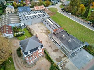 Opbrengsteigendom bestaand uit bedrijfsgebouw met appartement op een totale grondoppervlakte van ca. 2.890 m². --> Verhuurde commerciele ruimte...