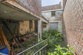 Nabij het centrum van Meulebeke vinden we deze voormalige frituur terug.Dit te renoveren huis werd begin de jaren 1900 opgetrokken op een perceel van 370m². Dit gaat over een totaalrenovatie waarbij je kan genieten van 6% BTW.Unieke mogelijkheid om het achterliggende stuk grond mee aan te kopen. Gezien de twee loten, mogelijks ook potentieel als projectgrond. Geen bouwverplichting. Dit pand is onderworpen aan de renovatieverplichting van de Vlaamse overheid voor residentiële gebouwen (behoudens bij sloop binnen 5 jaar na de aankoop). Consulteer voor meer informatie de website van het Vlaams Energie- en Klimaatagentschap via https://www.vlaanderen.be/een-woning-kopen/renovatieverplichting-voor-residentiele-gebouwen