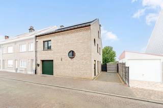 <p><strong>Ben je op zoek naar een instapklare gezinswoning met 4 slaapkamers, waar gezellig samenzijn en ruimte centraal staan? Gevonden!</strong></p>
<p> </p>
<p>Deze instaplare woning is gelegen in een doodlopende straat in het centrum van Liedekerke. Winkels, scholen, openbaar vervoer en het treinstation bevinden zich op wandelafstand en bovendien zorgt de vlotte aansluiting op de E40 voor een snelle verbinding richting Brussel en Gent.</p>
<p> </p>
<p>Via de inkomhal met gastentoilet kom je in de de lichtrijke leefruimte met grote raampartijen. Aansluitend bevindt zich de open keuken met uitzicht op het groen, terwijl de tuin en het terras je uitnodigen om op zonnige dagen buiten te tafelen, te ontspannen. Verder beschikt het gelijkvloers over een wasplaats, bergruimte en een garage. Op de eerste verdieping bevinden zich vier slaapkamers en een badkamer met bad en douche. De ruime zolder biedt dan weer extra mogelijkheden als hobbyruimte of bijkomende bergruimte.</p>
<p> </p>
<p>De woning is al voorzien van PVC-ramen met dubbele beglazing, dakisolatie van 14 cm, centrale verwarming met radiatoren, een alarmsysteem en een automatische poort.</p>
<p> </p>
<p><strong>Interesse in deze gezinswoning te koop in Liedekerke? Contacteer ons en ontdek zelf alle troeven tijdens een bezoek!</strong></p>