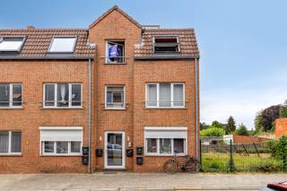 <strong>Duplex te koop met twee slaapkamers in centrum Tessenderlo</strong><br /><br />Op de Gerhagenstraat, in het bruisende centrum van Tessenderlo, vinden we dit duplex appartement. Dankzij de ligging in het centrum bevinden winkels, supermarkten, scholen, horeca en openbaar vervoer zich op wandelafstand. De op- en afrit van de E313 bevindt zich op slechts enkele minuutjes rijden.<br /><br />Het appartement is gelegen in een kleinschalig appartementsgebouw en bevindt zich op de tweede verdieping, die bereikbaar is via de trap. Via de inkomdeur kom je in de ruime woonkamer (21,42m²), die een open geheel vormt met de keuken (12,74m²). Dankzij de twee grote velux-dakramen geniet deze leefruimte van veel natuurlijk licht.<br />De keuken is uitgerust met een koelkast, oven, spoelbak en kookplaat. Aansluitend bevindt zich een praktische berging (5,7 m²) met de aansluiting voor een wasmachine. Tot slot vind je op deze verdieping nog de badkamer (4,25m²), die is ingericht met een toilet, een enkele lavabo en een ligbad.<br /><br />Via de trap bereik je de duplexverdieping, waar zich twee ruime slaapkamers (11,5m² en 14,22m²) bevinden.<br /><br />Het appartement is momenteel verhuurd, waardoor het ook een interessante opportuniteit vormt voor investeerders.<br /><br />De centrale verwarming werkt op aardgas. Met een EPC-score van 202 kWh/m² per jaar behaalt het appartement een gunstig EPC-label C.<br /><br />Spreekt dit leuke appartement jullie aan? Contacteer ons via info@bosmanvastgoed.be voor meer info of een bezoek ter plaatse. Wij helpen jullie graag verder!