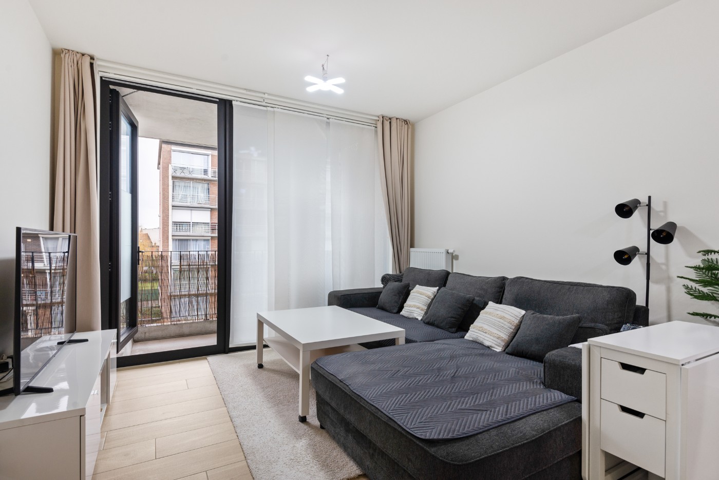 Instapklaar app. op 2e verd. met 1 slpk., terras, kelderberging en autostaanplaats. - foto 3