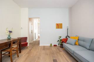 <p><span>Op zoek naar een instapklaar appartement op een toplocatie in de stad? Dan zit je hier goed. Dit charmante gelijkvloers appartement combineert een gezellige leefruimte met een moderne keuken, een rustige slaapkamer en een leuke stadskoer. Ideaal voor starters, alleenstaanden of als slimme investering, op wandelafstand van het Centraal Station.</span></p><p><span> </span></p><p><span>Licht, warm &amp; praktisch ingericht</span></p><p><span>Je komt binnen in de inkomhal, die uitgeeft op alle ruimtes van het appartement. Vooraan bevindt zich de gezellige leefruimte van 18 m², waar het daglicht mooi binnenvalt dankzij de grote raampartijen. De mooie parketvloer en hoge plafonds zorgen hier voor een warme, aangename sfeer. Je hebt voldoende plaats voor een comfortabele zithoek én een eettafel.</span></p><p><span>Verder door wandel je richting de keuken achteraan. Die is strak ingericht met witte kasten, een 4-pits gasvuur, ingebouwde oven, dampkap en plaats voor een vaatwasser. De praktische bar maakt van deze keuken een fijne plek om snel te ontbijten of gezellig aperitieven met vrienden.</span></p><p><span>Aansluitend ligt de betegelde stadskoer, een onderhoudsvriendelijk buitenplekje met weinig inkijk waar je in alle rust kan genieten van een koffietje of een zomerse avond.</span></p><p><span> </span></p><p><span>Rustig slapen in hartje stad</span></p><p><span>De slaapkamer bevindt zich achteraan het appartement, weg van de straatzijde, waardoor je hier heerlijk rustig slaapt. Ook hier ligt dezelfde warme parketvloer als in de leefruimte en zorgen de grote ramen voor aangenaam natuurlijk licht.</span></p><p><span>De compacte badkamer is volledig betegeld en uitgerust met een douche, hangtoilet, wastafel en handdoekradiator. Alles wat je nodig hebt, netjes en praktisch ingericht.</span></p><p><span> </span></p><p><span>Unieke buurt middenin de stad</span></p><p><span>Je woont hier in ‘den Dreihoek’, een supergezellige buurt met heel wat mooie herenhuizen. Je zit hier vlakbij het centraal station, de Provinciestraat en de bruisende Turnhoutsebaan, maar daar merk je hier weinig van! Het voordeel: je bent hier goed geconnecteerd met de stad en het openbaar vervoer, hebt allerlei (buurt)winkels op afstand, net als toffe koffiebars en restaurants</span><span>.</span></p><p><span> </span></p><p><span>Maatregelenregister: in aanvraag</span></p><p><span> </span></p><p><span> </span></p>