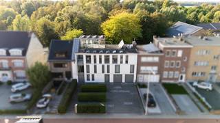 <p><strong>Exclusieve architectenwoning met panoramisch zicht op natuurgebied<br /></strong>Aan de rand van Park Callebeek-Terlocht, met toegang vanuit de eigen tuin, bevindt zich deze bijzondere architectenwoning. Qua ligging en bereikbaarheid in de onmiddellijk nabijheid van de waterbus, welke rechtstreeks en file-vrij een unieke regelmatige verbinding geeft met het centrum van Antwerpen.<br /><br />Met <strong>ca. 570 m² bew. opp.,</strong> een doordachte indeling en een sterke architecturale uitstraling combineert de woning comfortabel wonen met de mogelijkheid om een professionele activiteit uit te oefenen. Hoge plafonds, grote glaspartijen, maatwerk en zorgvuldig gekozen materialen bepalen het karakter. Het ontwerp verscheen bovendien in verschillende architectuur- en interieurpublicaties.<br /><br /><strong>Wonen met zicht op groen<br /></strong>Via de ruime inkomhal met <strong>lift</strong> bereikt u de leefruimte met vide. De hoge plafonds en grote raampartijen zorgen voor veel licht en een open zicht op de tuin. Een sfeervolle haard brengt warmte in het strakke interieur.<br /><br />De aansluitende maatwerkkeuken beschikt over een groot kookeiland, hoogwaardige toestellen en een geïntegreerde eetruimte. Donkere houtaccenten en lichte materialen vormen er een stijlvol geheel.<br /><br />Op het GLVL bevinden zich verder een bijkeuken/wasplaats, een multifunctionele ruimte die ook als logeerkamer kan dienen, met douchevoorziening, en een dubbele inpandige garage.<br /><br /><strong>Rust en privacy op de eerste verdieping<br /></strong>De 1eV herbergt een royale master suite met dressing en luxueuze badkamer, inclusief hamam. Daarnaast bevindt zich een bijzonder ruime tweede slaapkamer met eigen douchekamer, eventueel op te delen in twee afzonderlijke slaapkamers.<br /><br />Een <strong>open home office</strong> met zicht op de onderliggende leefruimte en de groene omgeving vervolledigt deze verdieping.<br /><br /><strong>Een veelzijdige tweede verdieping<br /></strong>De 2eV, met een opp. van ca. 140 m², is ingericht als<strong> professionele kantoorruimte </strong>en biedt uitzonderlijke mogelijkheden.<br /><br />De oorspronkelijke stedenbouwkundige vergunning voorziet in een combinatie van wonen en een praktijk voor een vrij beroep. Dit maakt de woning interessant voor wie wonen en werken op een stijlvolle manier wil verenigen. Ook andere invullingen als creatieve studio of bijkomende privéruimte (kangoeroewonen) bieden perspectieven, onder voorbehoud van de geldende voorschriften.<br /><br />Absolute blikvanger is het <strong>royale terras van ca. 47 m²</strong>, met een adembenemend uitzicht over het aangrenzende natuurgebied.<br /><br />Een volledig beglaasde panoramaruimte op het hoogste niveau vormt de architecturale bekroning van deze residentie.<br /><br /><strong>Een tuin die aansluit op het landschap<br /></strong>De aangelegde tuin met siergrassen, volwassen bomen en strakke lijnen vormt een rustig verlengde van de woning. Via de tuin heeft u rechtstreeks toegang tot het achterliggende park: een bijzondere meerwaarde voor wie graag midden in het groen woont.<br /><br /><strong>Comfort en techniek<br /></strong>De lift verbindt de kelder met de 2eV. Verder beschikt de woning over zonnepanelen, zonnecollectoren, airco, automatische zonwering, uitgebreide veiligheidsvoorzieningen en talrijke ingemaakte kasten. De ruime kelder biedt plaats voor opslag, archief of een wijncollectie.<br /><br /><strong>Bijzondere troeven:</strong></p>
<ul>
<li>Ca. 570 m² bew. opp.</li>
<li>Rechtstreekse toegang tot Park Callebeek-Terlocht</li>
<li>Lichtrijke leefruimte met vide</li>
<li>Master suite met dressing</li>
<li>2eV van ca. 140 m² met veel mogelijkheden, bereikbaar met lift</li>
<li>Panoramisch terras van ca. 47 m²</li>
<li>Dubbele garage en extra parkeergelegenheid</li>
<li>EPC B – 123 kWh/m²</li>
<li>Zonnepanelen, zonnecollectoren en warmtepompen</li>
<li>Veel ingemaakte kasten en automatische zonwering</li>
</ul>