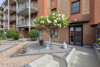 <p>Dit ruime gelijkvloerse appartement met 2 slaapkamers bevindt zich op een uitstekende locatie in het centrum van Leuven. Dankzij de combinatie van een comfortabele indeling, een ruim terras, een privatieve garagebox en twee ondergrondse kelderbergingen vormt deze eigendom een unieke opportuniteit voor wie zorgeloos wil wonen in de stad.</p><p></p><p>Bij het betreden van het appartement komt u terecht in een aangename en lichtrijke leefruimte waar grote raampartijen zorgen voor een prettige natuurlijke lichtinval. De ruimte biedt voldoende plaats voor een gezellige zithoek en een volwaardige eetkamer, waardoor een aangenaam wooncomfort gegarandeerd is.</p><p></p><p>Aansluitend bevindt zich de aparte keuken, die over voldoende ruimte beschikt voor een praktische eetplaats. Dankzij de functionele indeling vormt deze ruimte een uitstekende basis om verder af te stemmen op uw persoonlijke smaak en woonwensen.</p><p>Het appartement beschikt over twee ruime slaapkamers die tal van mogelijkheden bieden voor een gezin, een koppel of wie graag een extra bureau- of hobbyruimte voorziet. De badkamer is praktisch ingericht en sluit perfect aan bij de rest van de woning.</p><p></p><p>Een van de grootste troeven van dit appartement is ongetwijfeld het prachtige en ruime terras. Hier geniet u in alle rust van een ontbijt in de ochtendzon, een gezellige maaltijd met vrienden of een ontspannen moment in de buitenlucht. Het terras vormt een waardevolle uitbreiding van de leefruimte en verhoogt het wooncomfort aanzienlijk.</p><p></p><p>Verder beschikt het appartement over twee ondergrondse kelderbergingen die zorgen voor extra opslagruimte. Ook parkeren vormt geen enkele uitdaging dankzij de inbegrepen privatieve garagebox, een bijzonder gegeerde troef in het centrum van Leuven.</p><p>De ligging is zonder twijfel een van de sterke punten van deze eigendom. Winkels, restaurants, scholen, openbaar vervoer en tal van andere voorzieningen bevinden zich op wandel- of fietsafstand. Bovendien geniet u van een uitstekende verbinding met de belangrijkste invalswegen.</p><p>Doorheen de jaren werd het appartement steeds met veel zorg onderhouden en bevindt het zich vandaag in een bijzonder nette staat. Mits een beperkte opfrissing kan deze woning volledig aangepast worden aan de hedendaagse woonstandaarden en uw persoonlijke voorkeuren.</p><p></p><p>Kortom, dit gelijkvloerse appartement in Leuven combineert twee slaapkamers, een ruim terras, twee kelderbergingen, een privatieve garagebox en een centrale ligging tot een bijzonder aantrekkelijk geheel. Een unieke kans voor wie comfortabel wil wonen of investeren in het hart van Leuven. Contacteer ons gerust voor meer informatie of een bezoek ter plaatse.</p>