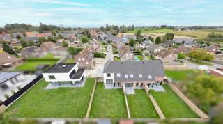 <span><span><strong>KANTWERK </strong>is een kleinschalig en uiterst energiezuinig nieuwbouwproject bestaande uit 3 gekoppelde woningen in landelijke stijl en één moderne alleenstaande villa gelegen langs de Kantwerkersstraat. </span></span><br /><span><span><strong> <br />Bouwonderneming Canneyt BV </strong>is niet aan zijn proefstuk toe. Door hun jarenlange ervaring weten deze vakmensen wat de behoeftes zijn van hun klanten. <br /><strong>Comfort, energiezuinigheid, kwaliteit en een afwerking tot in de kleinste details </strong>zijn dan ook de eigenschappen van deze kleinschalige realisatie.<br /><br />Tijdens de ontwerpfase werd veel aandacht geschonken aan enerzijds de <strong>energiezuinigheid</strong> en anderzijds het <strong>wooncomfort </strong>van de bewoners:</span></span>
<ul>
<li><strong><span><span>Praktische indeling;</span></span></strong></li>
<li><strong><span><span>veel lichtinval;</span></span></strong></li>
<li><span><span><strong>vloerverwarming; </strong></span></span></li>
<li><strong><span><span>warmtepomp (lucht/water) met zonnepanelen; </span></span></strong></li>
<li><strong><span><span>vergaande afwerking;</span></span></strong></li>
<li><strong><span><span>...</span></span></strong></li>
</ul>
<span><span>Op deze manier is het zowel binnen als buiten aangenaam vertoeven.<br /><br /><strong><u>Indeling van villa:</u></strong> Op het gelijkvloers bevinden zich de ruime inkomhal met gastentoilet, de royaal ingedeelde leefruimte met open keuken van meer dan 60 m² en de aansluitende bureauruimte van 8 m². Op de eerste verdieping beschikt men over 3 slaapkamers (13,45 m², 13,45 m² en 17,84 m²) en een badkamer uitgerust met ligbad, douche, dubbele lavabo en aansluitende inloopdressing. De eerste verdieping is overigens ook voorzien van een afzonderlijk toilet en een berging. Buiten is de tuin volledig omheind en is de carport aangelegd en afgewerkt met een oprit in grindmatten. Daarnaast stippen we ook nog aan dat deze woning is opgebouwd met hoogwaardige ALU raamprofielen voorzien van screens. <br /><br /><u><strong>Lastenboek:</strong></u><br />Het lastenboek voorziet ruime budgetten voor verdere afwerking van uw droomwoning. De bouwheer heeft hierin kosten nog moeite gespaard om u verder te begeleiden in samenwerking met de betere leveranciers in de regio. We geven u hierover graag wat meer uitleg bij een gesprek op kantoor of tijdens een bezoek aan de werf. <br /><br /><u><strong>Villa:</strong></u> Gerealiseerd op een ruim perceel van <strong>796 m²</strong><strong> </strong>en maar liefst <strong>201 m</strong><sup><strong>2</strong> </sup>aan bewoonbare oppervlakte. <br /><br /><strong><u>Wat maakt KANTWERK uniek:</u></strong></span></span>
<ul>
<li><span><span>Energiezuinig project (<strong>warmtepomp (l/w), zonnepanelen per woning</strong>,…);</span></span></li>
<li><span><span><strong>kleinschalig project</strong>;</span></span></li>
<li><span><span><strong>rustige ligging</strong>;</span></span></li>
<li><span><span>kwalitatieve architectuur en materiaalkeuze;</span></span></li>
<li><span><span>tot in de puntjes afgewerkt, geen bijkomende kosten meer voor de koper;</span></span></li>
<li><span><span>...</span></span></li>
</ul>
<span><span><strong>OPMERKING:</strong> Deze realisatie is tot in de details afgewerkt. De carports zijn vergund en geplaatst. De oprit en parkeerplaatsen zijn voorzien van grindmatten. De tuin werd omheind en de paadjes en terrassen werden reeds aangelegd in natuursteen. Kortom: U heeft als koper een minimum aan kosten voor verdere afwerking. </span></span><br /><br /><span><span><em>De oplevering van dit nieuwbouwproject is voorzien voorjaar 2025. <br />De afwerkingen voor tuin en terras zitten niet inbegrepen in bovenstaande prijszetting (meer info betreft oplevering en een uitgewerkte detailprijs per woning op aanvraag).</em><br /><br /><strong>Bent u op zoek naar een unieke nieuwbouwwoning in landelijke stijl of een moderne alleenstaande villa? Plan dan snel uw afspraak! Contacteer ons op het nummer 051 50 11 51 of via diksmuide@diksimmo.be.</strong></span></span>