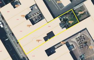 Twee handelspanden met een gezamelijke straatbreedte van ca 12m. 