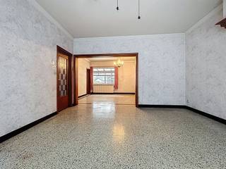 RUIME, STEVIGE WONING MET GARAGE EN TUIN TE VLAMERTINGE.DEZE WONING IS ALS VOLGT INGEDEELD: GELIJKVLOERS:INKOMHAL, LEEFRUIMTE, APARTE KEUKEN,...