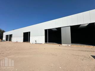 Nieuwbouw KMO-unit te koop met een oppervlakte van 212 m² en 2 privatieve parkeerplaatsen.<br />De lood maakt deel uit van “LUNA”, een gloednieuw KMO-project bestaande uit 13 diverse multifunctionele units vanaf 204 m² tot 213 m² (samenvoegbaar tot grotere oppervlaktes). Deze ontwikkeling ligt nabij de E403/A17-snelweg, die Kortrijk met Brugge verbindt – een absolute toplocatie voor ondernemers die belang hechten aan bereikbaarheid in een bedrijvige regio.<br /><br />De casco magazijnruimtes (brandklasse C) zijn opgebouwd uit een duurzame staalstructuur met geïsoleerde beton- en/of sandwichpanelen met afwerkingspaneel. Ze beschikken over een vrije hoogte van 6 meter, wat zorgt voor een optimaal gebruik van de ruimte. Elke unit is standaard uitgerust met een automatische sectionale poort (4 m B x 4,5 m H), een lichtstraat met geïntegreerde RWA-koepel en een slijtvaste polybetonvloer (1T/m²).<br />Aanwezigheid van gedeelde regenwaterputten, fietsenstallingen, een hoogspanningscabine en duidelijke signalisatie. De loodsen zijn ideaal voor uiteenlopende doeleinden zoals atelier, opslag en distributie.<br />Per unit zijn minstens twee privatieve parkeerplaatsen voorzien.<br />Voorziene oplevering Q4-2026.<br />Grijp nu je kans en investeer in een toekomstgerichte werkomgeving op een toplocatie!<br /><br />Contacteer PANORAMA B2B voor bijkomende (technische) inlichtingen, plannen of een vrijblijvend plaatsbezoek 056 222 562.