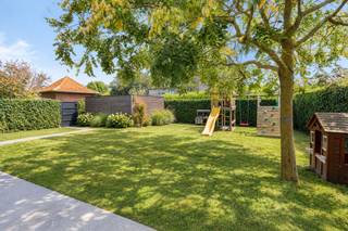 <p>Op zoek naar een instapklare woning met ruimte, comfort en een uitstekende ligging? Deze charmante open bebouwing is gelegen in het groene Humbeek, nabij scholen, sportclubs, handelaars, openbaar vervoer en belangrijke verbindingswegen.</p><p>De woning werd volledig gerenoveerd en beschikt over ruime leefruimtes, drie slaapkamers en een energiezuinig EPC A. De zuidoostgerichte tuin is volledig aangelegd en biedt een terras, tuinhuis, speeltuin, moestuin en rechtstreekse toegang tot het wandelwegje en de doodlopende straat achter de woning.</p><p><br /></p><p><strong><u>Indeling</u></strong></p><ul><li>Lichtrijke woonkamer (50 m²) met parketvloer en verschillende leefhoeken</li><li>Open, volledig uitgeruste keuken (19 m²) met kookeiland</li><li>3 ruime slaapkamers, waarvan een master bedroom met ingemaakte kasten en bureau</li><li>Badkamer met inloopdouche, ligbad en dubbele wastafel</li><li>Kelder (25 m²) en berging/wasruimte</li><li>Ruime zolder (59 m²) met vernieuwd dak en isolatie, geschikt voor verdere inrichting</li><li>Aangelegde, zonnige tuin met tuinhuis (18 m²), speeltuin en moestuin</li></ul><p><br /></p><p><strong><u>Troeven</u></strong></p><ul><li>EPC-label A en 10 zonnepanelen</li><li>Warmtepomp/airco in de leefruimtes en slaapkamers</li><li>Oprit voor 4 wagens</li><li>Zuidoostgerichte tuin met veel zon</li><li>Mogelijkheid tot uitbreiding via de zolder. Vaste trap aanwezig.</li><li>Zonwerend glas en vliegenramen </li><li>Aansluiting voor gashaard en voorzieningen voor rolluiken</li></ul><p><br /></p><p>Interesse? Neem contact op met je ERA-makelaar voor meer informatie of een bezoek.</p><p><br /></p><p>JOUW DROOMHUIS. ZO GEVONDEN!</p>