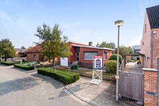 Op te frissen gezinswoning met 3 slaapkamers, rustig gelegen in doodlopende straat in de Bloemenwijk in Lichtaart<br /><br />INDELING<br /><br />We betreden deze bel-étage woning via de inkomhal (14m²) die toegang geeft tot de zeer lichtrijke en ruime keuken (20m²) en de gezellige leefruimte met inbouwkachel (33m²).<br />Via een trapje komen we in de gang die leidt naar de 3 slaapkamers (14m², 14m² en 8m²).<br />Lager gelegen is er een garage met automatische poort (17m²), badkamer met bad en lavabo (7m²), apart toilet en wasplaats (11m²) met toegang naar de tuin.<br />Verder vinden we in de kelder een bergkelder (20m²), een polyvalente ruimte (33m²) en nog een 3e ruimte (13m²). <br /><br />TUIN<br />De tuin is zeer onderhoudsvriendelijk aan<span>gelegd en volledig omheind</span><br /><br />BIJZONDERHEDEN<br />- Rolluiken<br />- EPC label E<br />- verwarming op gas<br />- tuin op zuiden<br />- zeer grote kelder<br /><br />POSITIEVE ASPECTEN<br />- zeer goed onderhouden<br />- ruime en lichtrijke woning<br />- goede locatie nabij zowel de dorpskern met lokale handelaars, scholen,... op wandelafstand<br /><br />Dit pand is onderworpen aan de renovatieverplichting van de Vlaamse overheid voor residentiële gebouwen (behoudens bij sloop binnen 5 jaar na de aankoop).<br /><em>Stedenbouwkundige info in aanvraag.</em>