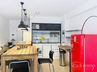 Gezellig en bemeubeld éénslaapkamer appartement, centraal gelegen tussen de hippe modewijk en het trendy Zuid. Via de lift naar eerste verdieping. Privatieve inkomhal met toegang tot toilet en vestiairekast. Lichte woonkamer (ca. 28 m²) op laminaat met recent ingerichte open keuken : combi-oven, keramische kookplaat, dampkap, spoelbak en voldoende kastruimte. Zowel voldoende eet- als zitruimte. Via woonkamer naar naastgelegen slaapkamer (ca.9 m²) met erker, ingericht als bureau. Aansluitend badkamer met douche, wastafel en mogelijkheid tot plaatsen wasmachine. Dubbel glas met alu schrijnwerk. In nabijheid van alle winkels en het openbaar vervoer. Volledig bemeubeld. Direct beschikbaar