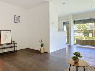 <p><span>Bent u op zoek naar een lichtrijk, energiezuinig appartement op een rustige maar centrale ligging? <br />Dan is dit verzorgde gelijkvloers appartement absoluut een bezoek waard!</span></p>
<p><span><br />Dankzij de uitstekende hoekligging geniet u van extra lichtinval en een aangenaam wooncomfort. De gezellige leefruimte sluit aan op een deels open keuken, waardoor u een ruimtelijk en praktisch geheel krijgt. Verder beschikt het appartement over twee volwaardige slaapkamers, een badkamer met natuurlijke lichtinval en een handige technische berging/wasplaats.</span></p>
<p><span><br />Ook op energetisch vlak werden de voorbije jaren belangrijke investeringen gedaan. Zo werd het appartement uitgerust met nieuw buitenschrijnwerk met hoogrendementsglas en rolluiken aan voor- én achterzijde, een condenserende verwarmingsketel (2022), een vernieuwd dak met 10 cm PUR/PIR-isolatie, conforme elektrische installatie en een professioneel behandelde, kurkdroge privatieve kelder. Hierdoor bent u verzekerd van een comfortabele woning die klaar is voor de toekomst.</span></p>
<p><span>Buiten geniet u van een gezellige, groene tuin waar u heerlijk kunt ontspannen. Het onderhoud wordt volledig verzorgd via de vereniging van mede-eigenaars, zodat u kunt genieten zonder zelf tuinwerk te hoeven verrichten.</span></p>
<p><span>De ligging vormt een extra troef: op wandel- en fietsafstand bevinden zich het centrum, winkels, scholen, openbaar vervoer en de dijk voor een ontspannende wandeling of fietstocht. Bovendien geniet u van een vlotte bereikbaarheid naar de belangrijkste invalswegen.</span></p>
<p><span>Als extra mogelijkheid kan een garagebox in het achterliggende garagecomplex worden aangekocht. De aankoop hiervan is volledig vrijblijvend en de prijs wordt in onderling overleg bepaald.</span></p>
<p><strong><span><br />Troeven op een rij:</span></strong></p>
<ul>
<li><span>Gelijkvloers hoekappartement met veel lichtinval</span></li>
<li><span>Twee volwaardige slaapkamers</span></li>
<li><span>Deels open keuken</span></li>
<li><span>Functionele technische berging/wasplaats</span></li>
<li><span>Gezellige tuin zonder onderhoud</span></li>
<li><span>Privatieve, kurkdroge kelder</span></li>
<li><span>Nieuw buitenschrijnwerk met hoogrendementsglas</span></li>
<li><span>Rolluiken voor- en achteraan</span></li>
<li><span>Condenserende verwarmingsketel (2022)</span></li>
<li><span>Vernieuwd en geïsoleerd dak (10 cm PUR/PIR)</span></li>
<li><span>Conforme elektriciteit</span></li>
<li><span>Mogelijkheid tot aankoop van een garagebox</span></li>
<li><span>Centrale ligging op wandel- en fietsafstand van centrum, openbaar vervoer en de dijk</span></li>
</ul>
<p><span>Interesse? Contacteer ons vandaag nog voor een bezoek en ontdek zelf de troeven van dit verzorgde appartement!</span></p>
<p><span></span></p>