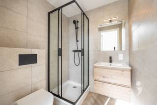 <p><span>Ontdek deze moderne studentenkamer in een kwalitatief vernieuwbouwproject, gelegen aan de Justus Lipsiusstraat in het hart van Leuven. Het gebouw werd grondig vernieuwd met duurzame materialen en afgewerkt met oog voor kwaliteit en comfort. </span></p><p><span>De kamer bevindt zich op de tweede verdieping en is uitgerust met een energiezuinige lucht-luchtwarmtepomp, die zowel voor verwarming in de winter als voor verkoeling in de zomer zorgt. De kamer wordt volledig bemeubeld verkocht en beschikt over een boxspring (140x200), bureau met stoel, ingebouwde kleerkast, gordijnen en een praktisch ontbijtblok met magnetron en koelkast. Daarnaast beschikt de kamer over eigen sanitair wat bijdraagt aan het comfort en de privacy.</span></p><p><span>In het gebouw bevindt zich een kwalitatief uitgeruste gemeenschappelijke keuken, voorzien van moderne toestellen waaronder een vaatwasser voor extra comfort. Deze gemeenschappelijke ruimte biedt studenten alle comfort om uitgebreid te koken en gezellig samen te eten. </span></p><p><span>Dankzij de centrale ligging bevinden campussen, winkels en horecazaken zich op wandelafstand. Dit maakt deze studentenkamer niet alleen een praktische uitvalsbasis voor studenten, maar ook een interessante investeringsopportuniteit.</span></p><p><span>Bovendien wordt de kamer gedurende drie jaar professioneel beheerd door het Team Rentmeester van Immo Livit. Deze dienstverlening is inbegrepen in de vraagprijs, waardoor u kunt investeren met extra gemoedsrust.</span></p><p><span>De foto's zijn afkomstig van referentiepanden en dienen ter illustratie van de afwerkingsgraad en de sfeer.</span></p><p><span>Oplevering voorzien begin 2027. </span></p><p><span>Interesse in een kwalitatieve studentenkamer op een top locatie? Contacteer ons via 016 15 31 15 of <span>info@immolivit.be</span></span><span>.</span></p><p><span> </span></p>