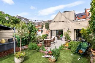 Op zoek naar een eigendom waar wonen en werken naadloos gecombineerd kunnen worden? Dan zal deze instapklare handelswoning met een bruikbare vloeroppervlakte van maar liefst 426 m² u zeker verrassen.<br /><br />Dankzij de centrale ligging, op wandelafstand van scholen, openbaar vervoer en het gemeentehuis, geniet deze eigendom van een uitstekende bereikbaarheid en zichtbaarheid. Het pand omvat momenteel een bakkerij en een kapperszaak, maar leent zich dankzij de veelzijdige indeling perfect voor tal van andere commerciële of professionele activiteiten.<br /><br />Achter de handelsruimtes bevindt zich een verrassend ruime woonst die uitblinkt in comfort, licht en leefruimte. Op het gelijkvloers vindt u een lichtrijke leefruimte van 64 m² met aansluitend een volledig ingerichte keuken, wasplaats en badkamer. Via de leefruimte heeft u toegang tot een zonnig terras en een volledig afgesloten tuin met jacuzzi, waar u in alle rust kunt genieten. De garage met sectionaalpoort zorgt bovendien voor extra comfort en praktische bergruimte.<br /><br />De eerste verdieping beschikt over vier slaapkamers. één slaapkamer achteraan het gebouw en 3 slaapkamers aan de voorzijde waaronder een ruime master bedroom en een tweede badkamer uitgerust met zowel een bad als een douche.<br /><br />Op de tweede verdieping bevindt zich een tweede volwaardige leefruimte met open keuken en toegang tot een zonnig terras. Deze verdieping biedt tal van mogelijkheden, zoals een kangoeroewoning, praktijkruimte, bureau aan huis of extra woonruimte voor een groot gezin.<br /><br /> Troeven<br /><br />✔ Bruikbare vloeroppervlakte van 426 m²<br />✔ Combinatie van wonen en werken mogelijk<br />✔ Twee handelsruimtes met tal van mogelijkheden<br />✔ Vier slaapkamers<br />✔ Twee ruime leefruimtes<br />✔ Twee keukens en twee badkamers<br />✔ Garage met sectionaalpoort<br />✔ Zonnige terrassen en afgesloten tuin met jacuzzi<br />✔ Veel lichtinval dankzij lichtkoepels en grote raampartijen<br />✔ 24 zonnepanelen en warmtepompen<br />✔ Energiezuinig met EPC-label C<br />✔ Asbestveilig<br /><br />Interesse? <br />Neem vandaag nog contact op voor meer informatie of een bezoek ter plaatse!