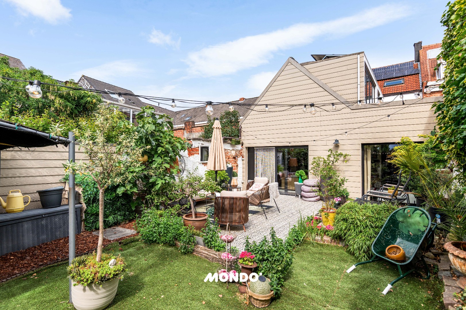 Ruime handelswoning met 2 handelsruimtes, 4 slaapkamers, garage, terras en zonnige tuin. - foto 2