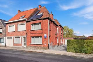 Welkom in deze halfopen woning te Kuurne. De woning heeft een ruime ingesloten zij - en achtertuin.Handig is de doorrit naar de garage (met nieuw...