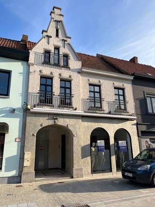 Handelswoonst in centrum Kuurne op 440m² met diverse mogelijkheden.<br /><br />Dit pand bestaat vandaag uit twee delen. Een handelsgelijkvloers met woongelegenheid en<br />apart verhuurd appartement.<br /><br />Handelsruimte:<br /><br />Grote vitrine met goeie visibiliteit, aparte inkom met langs voor het winkelgedeelte. Apart is er een grote ruimte waar momenteel enkele pashokken staan, mogelijkheid om uitbreiding winkelgedeelte.<br />Achter de winkel is er een gelijkvloerse ‘leefruimte’ met apart keuken. Ook is er op het gelijkvloers een apart toilet en badkamer. Verder is er nog een bureau en trap naar het verdiep waar er 2 slaapkamers zijn.<br />Aanpalend is er hier een ruime en vooral private tuin.<br /><br />Verhuurd appartement:<br /><br />Aparte inkom met vestiaire. Boven is er een grote leefruimte met voldoende zonlicht en parket. Verder is er aan aparte keuken met schuifraam naar het groot terras. Op het dak verdiep zijn 2 slaapkamers en een kleine dressing/bureau.<br /><br />PLUSPUNTEN:<br />+ Grote tuin in centrum Kuurne<br />+ Kangoeroewoning of dergelijke mogelijk<br />+ opvallende locatie