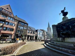 <p>Bent u op zoek naar een comfortabel appartement op een toplocatie? Dan is dit pareltje in het centrum van <span><span>Turnhout</span></span> precies wat u zoekt.</p>
<p>Gelegen vlak naast de <span><span>Grote Markt</span></span> woont u hier letterlijk op een steenworp van het bruisende stadsleven. De gezellige winkelstraat, tal van terrasjes en supermarkten bevinden zich om de hoek. Ook <span><span>Turnova</span></span> met zijn ruime parkeermogelijkheden ligt vlakbij. Daarnaast bereikt u te voet vlot het station, <span><span>de Warande</span></span> en het cultureel centrum. Hier woont u met werkelijk alles binnen handbereik.</p>
<p>Bij het betreden van het appartement komt u terecht in een aangename inkomhal die toegang geeft tot de verschillende ruimtes. De ruime en lichtrijke living vormt het hart van de woning en geniet dankzij de grote raampartijen van een overvloed aan natuurlijk licht, wat zorgt voor een open en warme sfeer. Aansluitend bevindt zich de volledig uitgeruste keuken, die voorzien is van alle nodige toestellen en voldoende werk- en opbergruimte biedt.</p>
<p>Verder beschikt het appartement over een moderne badkamer met een stijlvolle inloopdouche en een praktisch wasmeubel. De ruime slaapkamer biedt voldoende plaats voor een comfortabel tweepersoonsbed en extra kastruimte, en geeft bovendien directe toegang tot het achterliggende terras waar u in alle rust kan genieten van een moment buiten.</p>
<p>Dit energiezuinige en instapklare appartement is ideaal voor starters, alleenstaanden of als investering. Een unieke kans om te wonen in het centrum, met comfort en rust in uw eigen thuisbasis. Plan vandaag nog uw bezoek!</p>