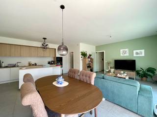 <p><strong>Dit BEN - appartement maakt deel uit van een aantrekkelijk woonproject "Mauritius" gelegen te Evergem (Wippelgem).</strong><br /><br />De indeling van het appartement is als volgt: inkomhal, bezoekerstoilet, berging/wasruimte, ruime en lichtrijke woonkamer met open keuken incl. kookeiland en alle toestellen (vaatwas, koelkast met diepvriesvak, oven en microgolfoven), 2 volwaardige slaapkamers, badkamer met inloopdouche, dubbele wastafel en toilet,  ruim en zonnig terras. <br />Het appartement beschikt tevens over een ondergrondse garage en privé bergruimte.<br />Er is ook een ruime gemeenschappelijke fietsenstalling voorzien.<br /><br /><strong>Beschikbaar per 01/09/2026.</strong><br />Provisie gemeenschappelijke kosten: 105€/maand<br /><br />Troeven:<br />Energiezuinig ontwerp in combinatie met een tijdloze uitstraling<br />Hoog wooncomfort dankzij aangename leefruimte met veel daglicht en zongericht terras<br />Zeer goed bereikbaar – (Ovaal van Wippelgem op 1 kilometer)</p><p></p><p>Een bezoek kan uitsluitend worden aangevraagd via onze website: http://www.vastgoeddevos/te-huur, klik het pand aan en klik vervolgens op "Maak een afspraak".</p>