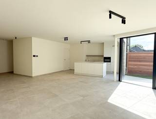 Ontdek dit moderne gelijkvloers appartement, waar comfort, licht en energiezuinig wonen perfect samenkomen.<br /><br />Indeling: ruime woonkamer met open keuken, berging, badkamer met inloopdouche, lavabomeubel en handdoekradiator, apart toilet en 2 comfortabele slaapkamers.<br /><br />Buiten: privatieve, omheinde tuin.<br /><br />Parkeren & berging: ondergrondse autostaanplaats en privatieve berging met elektriciteit inbegrepen in de huurprijs.<br /><br />Afwerking: volledig geschilderd opgeleverd, voorzien van armaturen, gordijnrails en lichte deuren.<br /><br />Duurzaam & energiezuinig: verwarming via geothermie en zonnepanelen per appartement, E-peil = 20.<br /><br />Algemene onkosten: 85 euro / maand<br /><br />Benieuwd naar dit project? Neem contact met ons op voor meer informatie of een rondleiding:<br />03/775.44.10<br />info@immo-jet.be