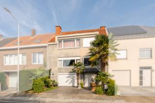 Charmante bel-etage met ruime garage, tuin en 4 slaapkamers aan de stadsrand van Kortrijk.<br />Deze kloeke en karaktervolle bel-etage is gelegen in een aangename buurt aan de stadsrand van Kortrijk en biedt bijzonder veel ruimte en mogelijkheden.<br />Bij het binnenkomen wordt u verwelkomd in een statige inkomhal met toegang tot de zeer ruime garage, die rechtstreeks aansluit op de tuin.<br />Op de eerste verdieping bevindt zich een mooie, ruime en lichtrijke living, een aparte keuken en een badkamer.<br />De tweede verdieping telt maar liefst vier slaapkamers, ideaal voor een gezin of wie extra ruimte wenst. Daarnaast beschikt de woning over een grote zolderverdieping, waar eventueel nog bijkomende slaapkamers of een andere invulling kunnen worden gerealiseerd.<br />Ook buiten heeft deze woning heel wat te bieden: een aangename tuin en een bijzonder gunstige ligging aan de stadsrand van Kortrijk, met een vlotte verbinding naar het stadscentrum en de belangrijkste invalswegen.  EPC Label D!! Dus geen renovatieverplichting!