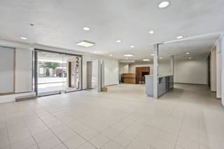 Vous recherchez un investissement rentable avec une forte visibilité et des entités résidentielles spacieuses ? Cet immeuble de placement...