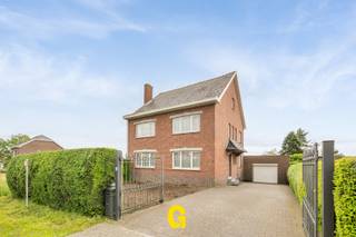 Langs de Maastrichtersteenweg ter hoogte van nummer 249 bevindt zich deze half vrijstaande woning met 4 slaapkamers en uitbreidingsmogelijkheden op zolder, op een ruim zuid gericht perceel van 8a 45ca.<br /><br />Het centrum van Tongeren ligt op anderhalve kilometer of een drietal minuutjes rijden. Het station en alle dagelijkse voorzieningen liggen hier vlakbij. Tegelijkertijd vindt men de oprit E313 richting Hasselt of Luik op slechts een vijftal minuutjes rijden, ideaal voor wie een vlotte verbinding zoekt met omliggende steden. <br /><br /><br />Deze mooie gezellige woning met zeer degelijke structuur werd netjes en comfortabel ingericht en voortdurend met de beste zorgen onderhouden. Recent nog werd een nieuwe badkamer geïnstalleerd, samen met nieuwe vloeren en vernieuwing van de schilderwerken. Op heden kan een EPC worden voorgelegd met een gunstige score van 264 kWh/M² pj – label C, zodat dit eigendom niet onderhevig is aan de renovatieplicht. Anderzijds zijn hier nog mogelijkheden om efficiënt te verbeteren, zonder dat dit dringend aan de orde zal zijn. De koper zal hier een bijzonder gezellige degelijke instapklare woning aantreffen, klaar om onmiddellijk een nieuwe thuis van te maken. <br /><br /><br />INDELING/OMSCHRIJVING<br /><br />GELIJKVLOERS<br />-Inkomhal met stijlvolle travertin vloer en mooie houten trap naar de verdieping - hier ervaart men al onmiddellijk bij binnenkomst een degelijke stijlvolle indruk, die men verder in de woning zal kunnen terugvinden<br />-Ruime leefruimte in L-vorm ingedeeld met een gezellige zithoek bij de gashaard, een eetplaats met zicht en toegang tot terras en tuin, en een handige ruimte die mogelijk kan dienstdoen als speelruimte voor de kinderen of bureel voor thuiswerk<br />-Leuk overdekt terras in het verlengde van de leefruimte, gericht naar het zuiden, met heerlijk zicht op de achterliggende omgeving<br />-Ingerichte keuken<br />-Gastentoilet<br />1ste VERDIEPING<br />-Nachthal<br />-Vier volwaardige slaapkamers<br />-Knap vernieuwde badkamer, zeer verzorgd afgewerkt<br />-Vaste trap naar de zolderverdieping<br />ZOLDER<br />-Ruime open zolder, met mogelijkheden voor inrichting als vijfde slaapkamer, bureel, hobbyruimte,..<br />KELDER<br />-Volledig onderkelderd, met CV en verschillende bergruimtes rechtstreeks uitgevend op niveau van de tuin, en rechtstreeks toegankelijk via de tuin<br />BUITENOMGEVING<br />-Heerlijk overdekt terras, rechtstreeks aansluitend op de leefruimtes, met zicht op de lagergelegen tuin en omgeving, de ideale plek om te genieten van de zon en de rust, of om familie en vrienden te ontvangen in de ideale sfeer<br />-Leuke zuid gerichte tuin, met een tweede terras en gazon, licht afhellend met zicht op de achterliggende omgeving<br />-Handige garage<br /><br />EPC: 264 kWh/m² pj – Label C – geen renovatieplicht - elektrische installatie conform, met bijhorend attest. <br /><br /><br />Deze met smaak ingerichte halfopen woning kan een mooi aanbod zijn voor (kroostrijke) gezinnen die op zoek zijn naar een degelijke instapklare woning met veel ruimte en uitbreidingsmogelijkheden, een heerlijk terras en een leuke tuin met zicht op groen, op een centrale ligging zowel vlak bij het centrum als de snelweg.