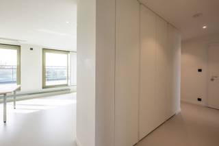 <p><span>Dakappartement (2 SLK) met groot terras. </span></p><p><span> </span></p><p><span>Indeling:</span></p><p><span>Met de lift bereiken we deze vierde verdieping. We betreden dit appartement langs een veiligheidsdeur. In de hall een gastenWC en een vestiaire. De woonkamer met open ingerichte keuken strekt zich uit over de ganse breedte en biedt toegang tot het zonnige terras van 27m². Annex de met alle comfort ingerichte keuken een kleine berging met wasgelegenheid. De master bedroom heeft en suite een moderne badkamer en een semi-open dressing. Ten laatste een tweede kleine slaapkamer.</span></p><p><span> </span></p><p><span>Extra info:</span></p><p><span>- Zeer luxueuze afwerking en inrichting (o.a. domotica Niko home control)</span></p><p><span>- EPC: 109 kWh/(m² jaar)</span></p><p><span>- Gemeenschappelijke kosten: € 40/mnd</span></p><p><span>- Verwarming met warmtepomp</span></p><p><span>- Maximaal 3 personen.</span></p><p><span> </span></p>