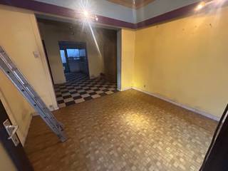 <strong>Woning met 4 slaapkamers en uitweg<br /><br />Indeling</strong><br />gelijkvloers: inkomhal, living met open keuken, wasplaats en badkamer<br />eerste verdiep: 2 slaapkamers<br />tweede verdiep: 2 slaapkamers<br /><br /><strong>Troeven:</strong>
<ul><li>met uitweg achteraan</li><li>terras op eerste verdiep</li><li>centrale ligging </li><li>4 slaapkamers</li></ul>
<br />(geen tuin/ geen koer)